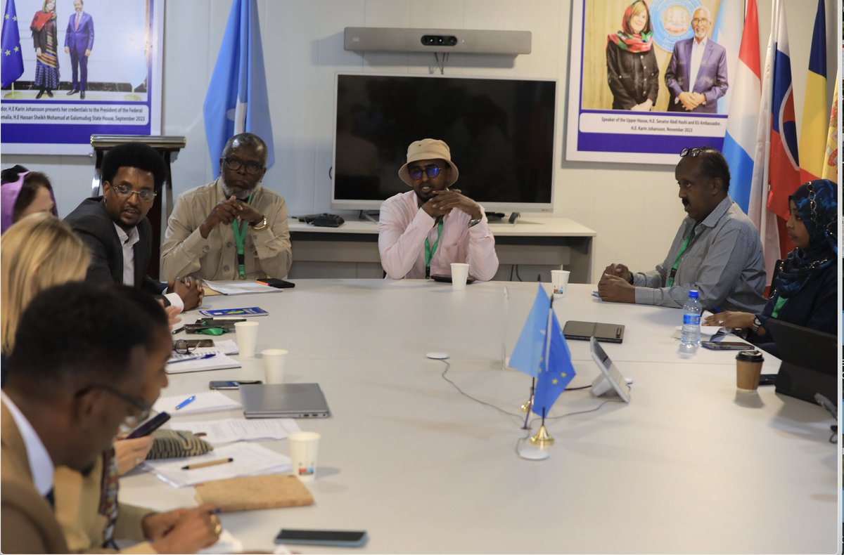Independent media organizations in #Somalia  held a meeting yesterday with some members of the international diplomatic community in Mogadishu to discuss the increasing attacks against journalists.

The meeting was attended by representatives from the Ministry of Information,