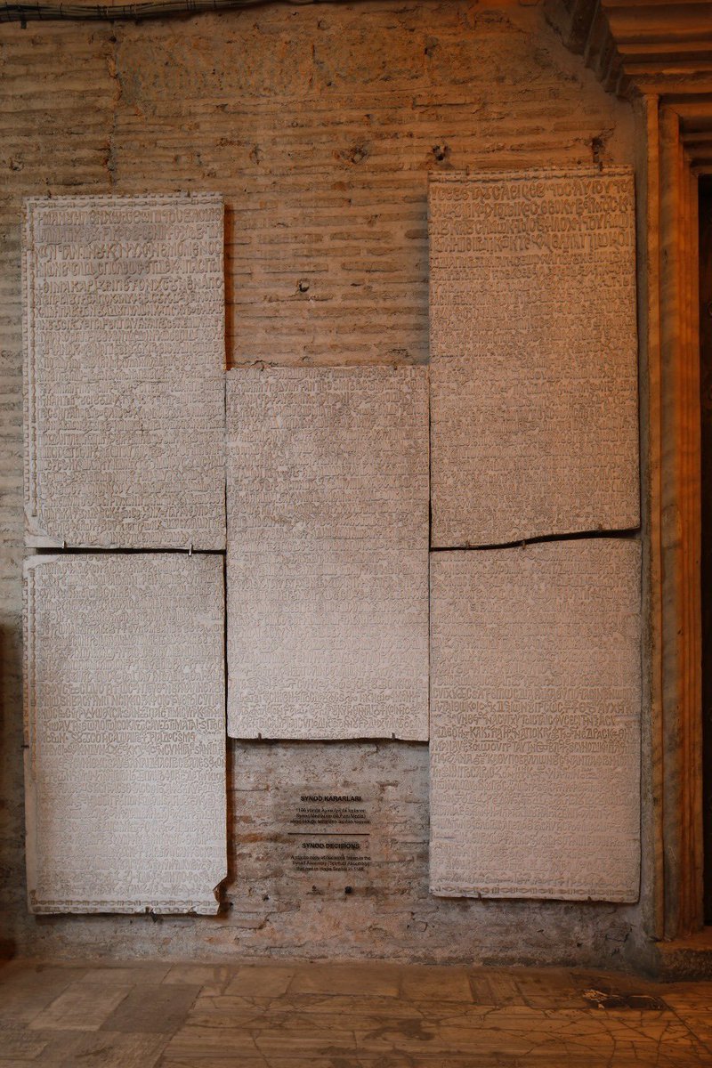 1166'da Ayasofya'da toplanılan Synode Meclisi kararlarının Kanuni Sultan Süleyman'ın türbesinin saçaklarında saklanması-korunması bana hep ilginç gelmiştir. Daha önce bu konudan bahsetmiştim. 

Hocam Hüsrev Tayla, 1959 yılında Kanuni Türbesi’ni restore ederken giriş revakının üst