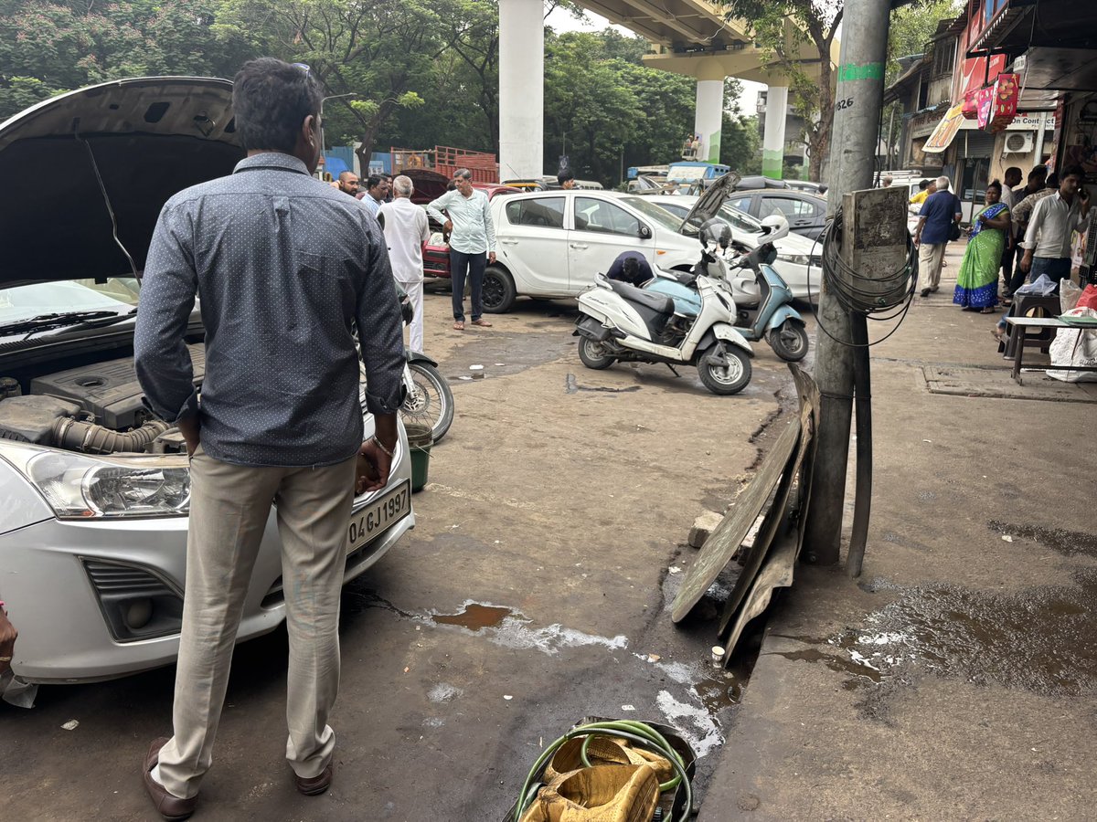 ParamU_official's tweet photo. Illegal rickshaw and garrage car is been parked on road its creating huge traffic and inconvinient plz take action. Outside leo maratha bar, opp krushal tower, pestom sagar rd no 4 chembur tilak nagar @MTPHereToHelp  @mybmc @mybmcWardMW @MumbaiPolice https://t.co/ySjsKnXhDO