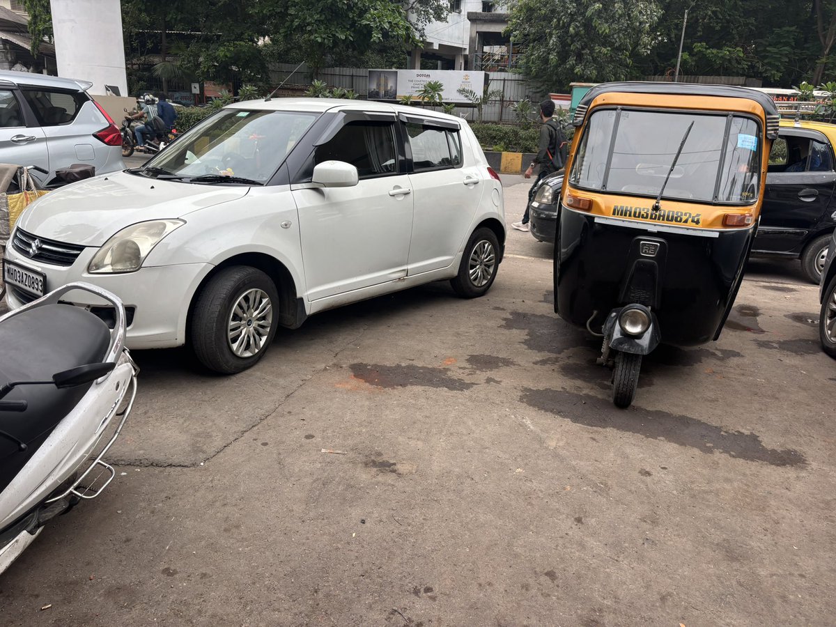 ParamU_official's tweet photo. Illegal rickshaw and garrage car is been parked on road its creating huge traffic and inconvinient plz take action. Outside leo maratha bar, opp krushal tower, pestom sagar rd no 4 chembur tilak nagar @MTPHereToHelp  @mybmc @mybmcWardMW @MumbaiPolice https://t.co/ySjsKnXhDO