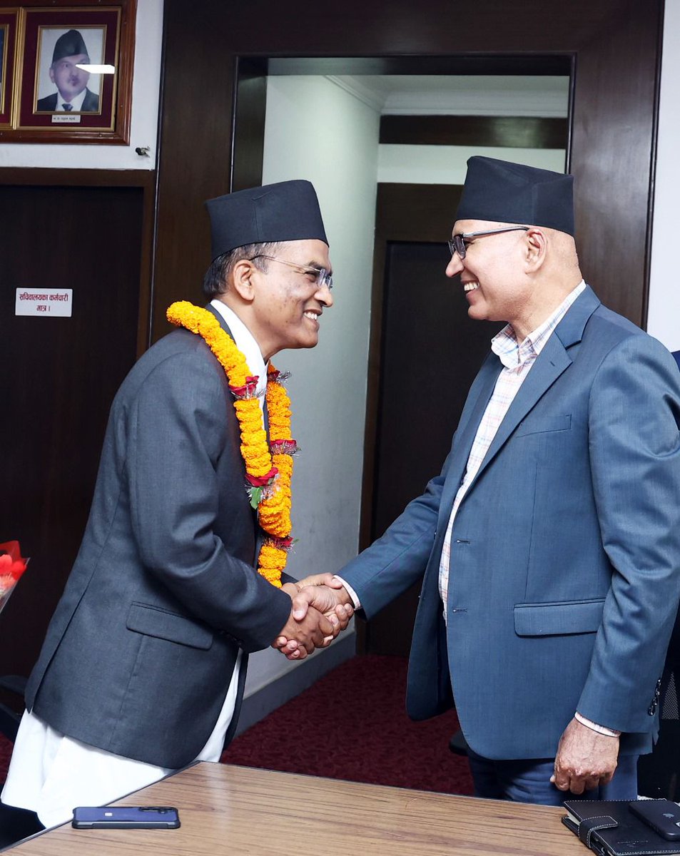 MOF Nepal ЁЯЗ│ЁЯЗ╡ (@mofnepal) on Twitter photo рдиреЗрдкрд╛рд▓ рд░рд╛рд╖реНрдЯреНрд░ рдмреИрдВрдХрдХрд╛ рдирд╡рдирд┐рдпреБрдХреНрдд рдЧрднрд░реНрдирд░ рдбрд╛. рд╡рд┐рд╢реНрд╡ рдкреМрдбреЗрд▓рд▓рд╛рдИ рдмрдзрд╛рдЗ рддрдерд╛ рд╢реБрднрдХрд╛рдордирд╛ рджрд┐рдиреБрд╣реБрдБрджреИ рдЙрдкрдкреНрд░рдзрд╛рдирдордиреНрддреНрд░реА рдПрд╡рдВ рдЕрд░реНрдердордиреНрддреНрд░реА рд╡рд┐рд╖реНрдгреБрдкреНрд░рд╕рд╛рдж рдкреМрдбреЗрд▓ ред
<a href="/bpaudel1959/">Bishnu Prasad Paudel</a> рдиреЗрдкрд╛рд▓ рд░рд╛рд╖реНрдЯреНрд░ рдмреИрдВрдХрдХрд╛ рдирд╡рдирд┐рдпреБрдХреНрдд рдЧрднрд░реНрдирд░ рдбрд╛. рд╡рд┐рд╢реНрд╡ рдкреМрдбреЗрд▓рд▓рд╛рдИ рдмрдзрд╛рдЗ рддрдерд╛ рд╢реБрднрдХрд╛рдордирд╛ рджрд┐рдиреБрд╣реБрдБрджреИ рдЙрдкрдкреНрд░рдзрд╛рдирдордиреНрддреНрд░реА рдПрд╡рдВ рдЕрд░реНрдердордиреНрддреНрд░реА рд╡рд┐рд╖реНрдгреБрдкреНрд░рд╕рд╛рдж рдкреМрдбреЗрд▓ ред
<a href="/bpaudel1959/">Bishnu Prasad Paudel</a>