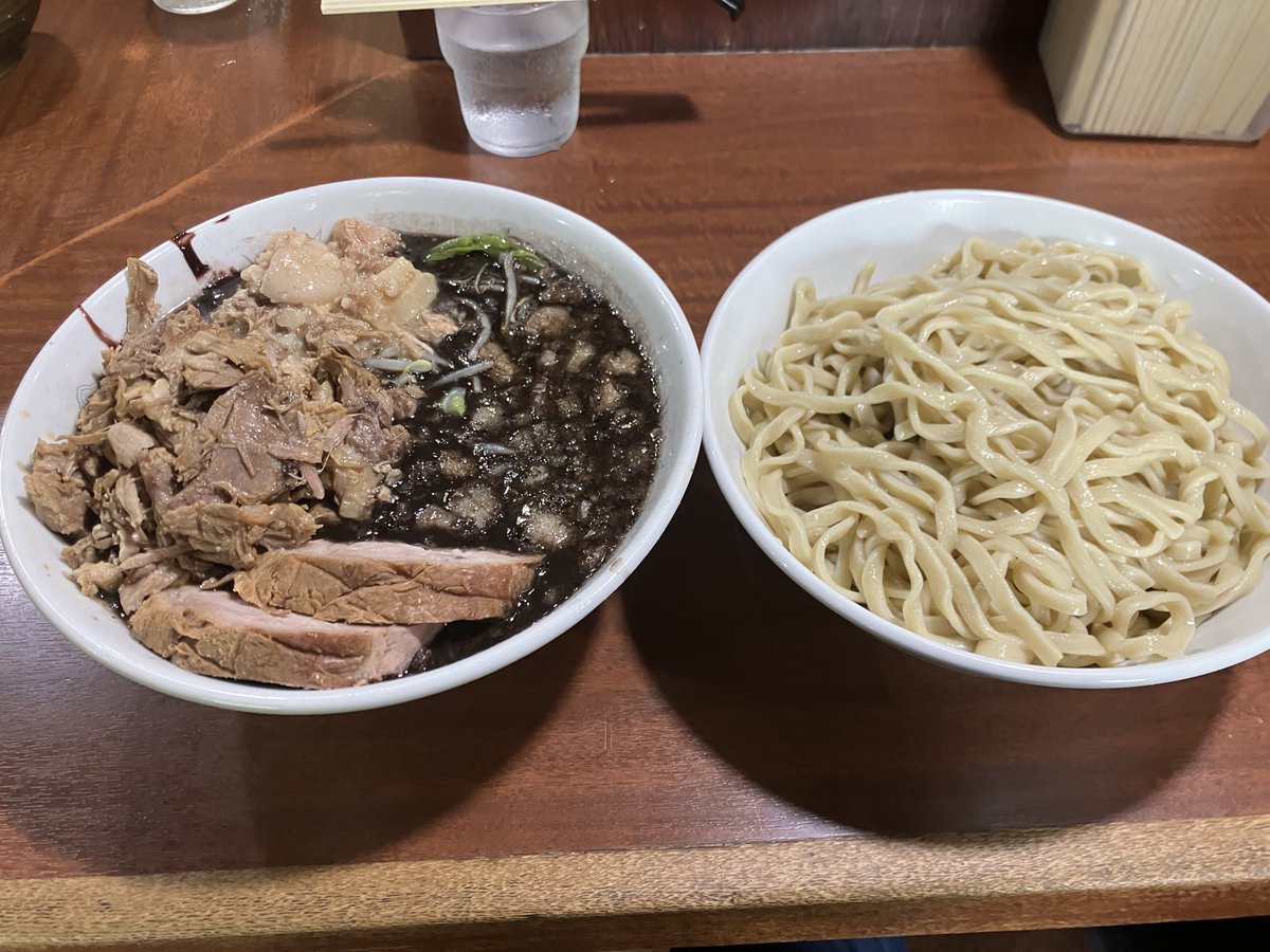 dchin777's tweet photo. D麺 さん

限定 イカスミつけ麺 🦑
ほぐし豚 🐷
野菜少なめ アブラ

昨日からの新作限定✨
周年 行けなかったので
この限定はとても嬉しい😆
イカ墨をたっぷり使用した
贅沢な一杯🍜
仕事前なのでニンニク🧄抜きで😅
豚も麺も相変わらず美味い😋
ごちそうさまでした🙏 https://t.co/AgWAKV2BWC