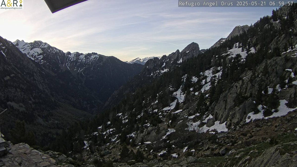 meteobenas's tweet photo. Amanece el día 21 de mayo de 2025.
Nuboso.
Temperaturas mínimas.
#Benasque 5,4ºC.
#Renclusa 2,4ºC.
#Cogulla 2,7ºC.
Buenos días!
#meteo #ValledeBenasque https://t.co/1raKdG0ntp