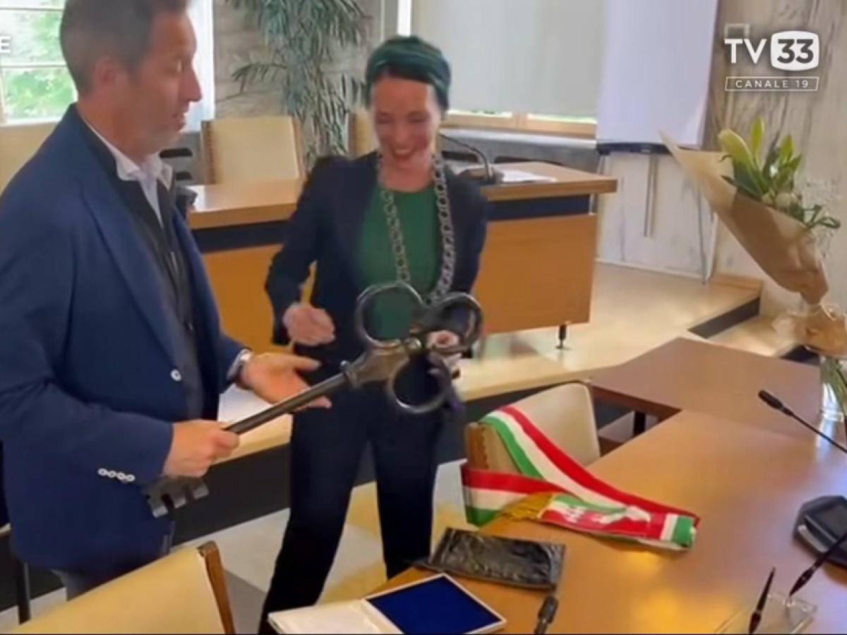 È COLPA DEL PATRIARCATO 

Katherina Zeller, 38 anni, ha scelto di non indossare la fascia tricolore durante la cerimonia di insediamento come sindaca. Alla base della decisione, ha spiegato, non c’è il rifiuto del simbolo nazionale, ma la modalità con cui l’ex primo cittadino,