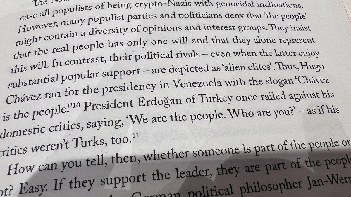 Slogan kampanye-nya 2014 nyontek Hugo Chavez yg duluan bilang “Chavez is the people”