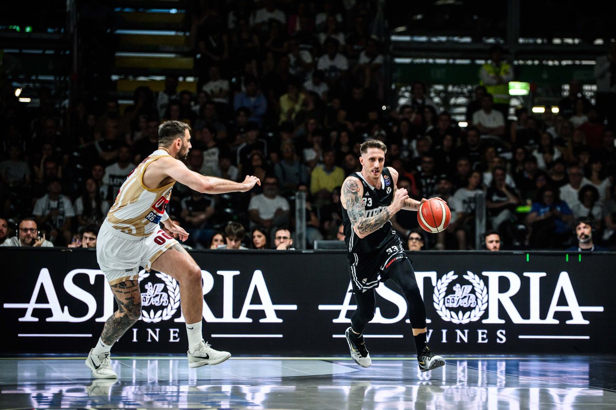 Astoria Wines (@astoria_wines) on Twitter photo C’è qualcosa di diverso nell’aria quando la <a href="/VirtusSegafredo/">Virtus Segafredo Bologna</a> scende in campo.
Un finale tiratissimo, una Gara 2 da manuale: la Segafredo vince in volata per 77-75!
Noi di #AstoriaWines ci saremo. Con il fiato sospeso… e i calici pronti.🥂🍾
Forza Virtus!
#celebratingvictory C’è qualcosa di diverso nell’aria quando la <a href="/VirtusSegafredo/">Virtus Segafredo Bologna</a> scende in campo.
Un finale tiratissimo, una Gara 2 da manuale: la Segafredo vince in volata per 77-75!
Noi di #AstoriaWines ci saremo. Con il fiato sospeso… e i calici pronti.🥂🍾
Forza Virtus!
#celebratingvictory
