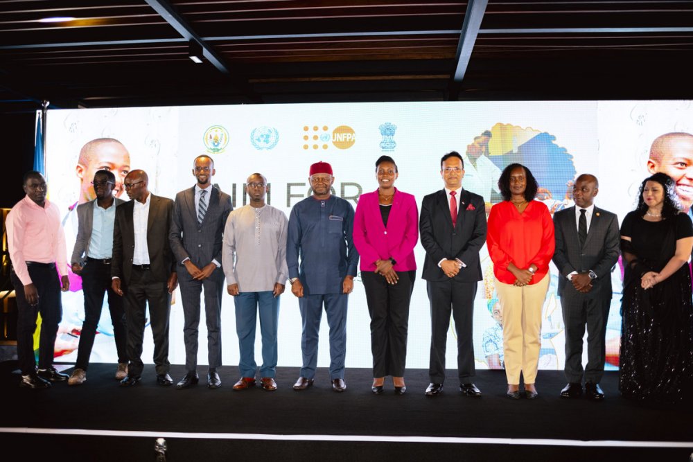 Ishami ry’Umuryango w’Abibumbye ryita ku Mibereho Myiza y’Abaturage (UNFPA) ku bufatanye na Ambasade y’u Buhinde mu Rwanda, batangije umushinga ‘AIM for Change’ ugamije kwishyurira amasomo ya Kaminuza mu byiciro bitandukanye ababyaza barenga 450 kuva mu cyiciro cya ‘diploma’