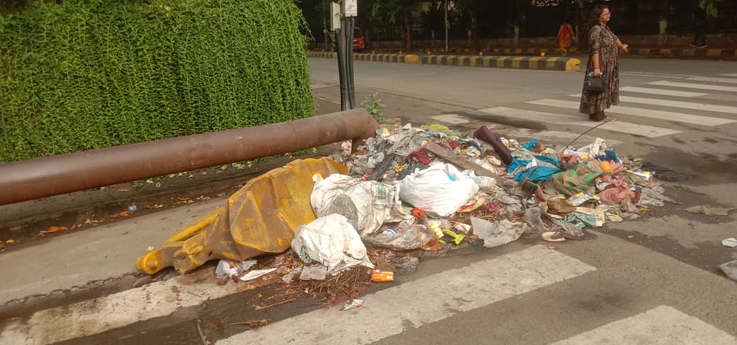 <a href="/mybmcWardRS/">Ward RS BMC</a> <a href="/mybmc/">माझी Mumbai, आपली BMC</a> <a href="/MPLodha/">Mangal Prabhat Lodha</a> will it be possible for BMC to install CCTV camera to film &amp; fine  culprits spoiling my area #ThakurVillage by throwing garbage? Also request BMC to be proactive in removing&amp;fine adjacent Society for this? Sir <a href="/PiyushGoyal/">Piyush Goyal</a> MPLAD fund be used here. 
🇮🇳