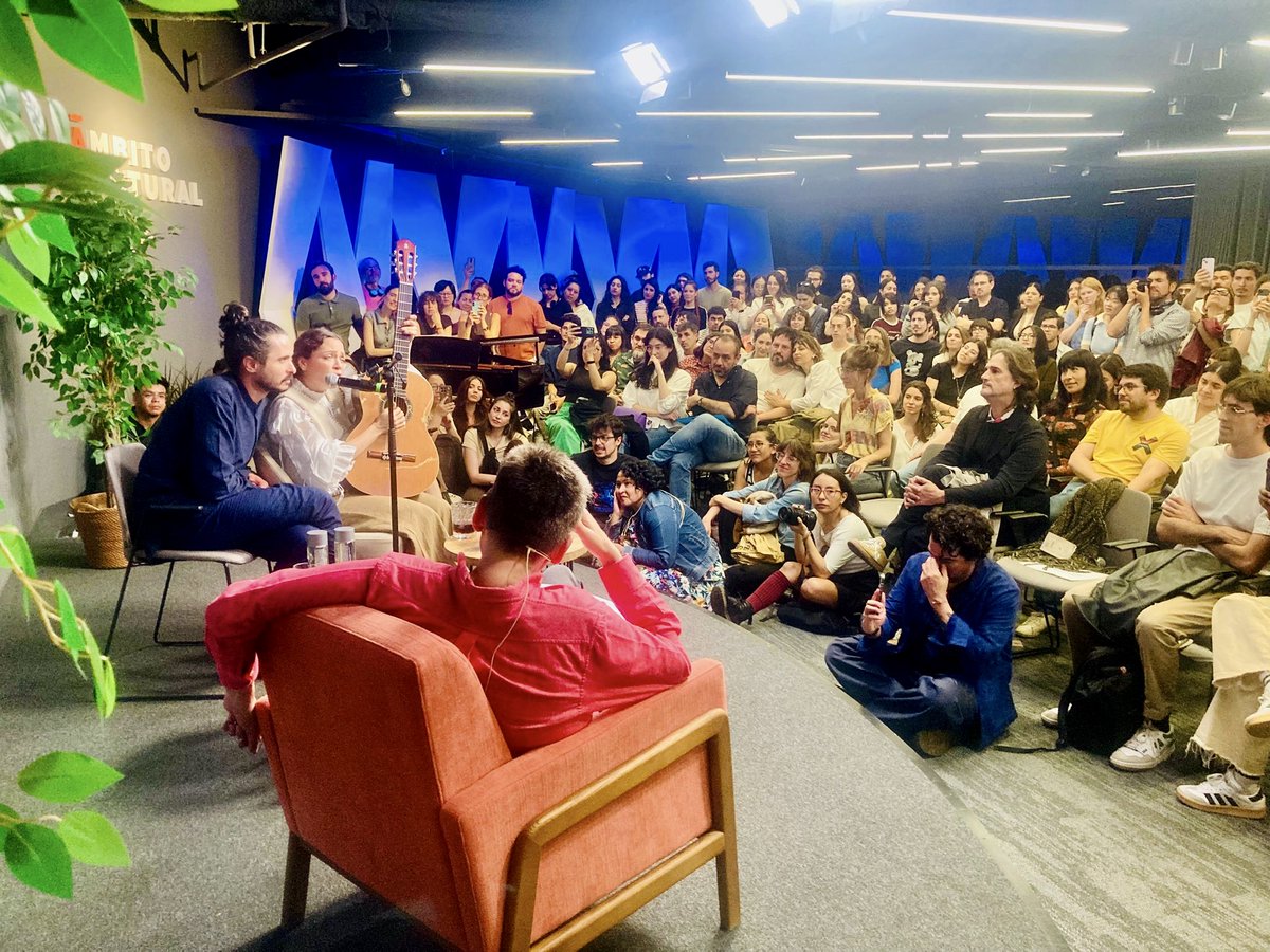 Fernando Neira (@fneirad) on Twitter photo Lo de <a href="/lafourcade/">Natalia Lafourcade</a> de ayer quizá sea lo más bonito que nos ha pasado en cuatro años de #AsíNacenLasCanciones. 350 personas en vivo, entusiasmadas con una mujer enorme y humilde, brillante. Habló de guayabas, 40 años, inspiración ¡y cantó con su marido!🇲🇽❤️
youtube.com/live/zelF54Rr0… Lo de <a href="/lafourcade/">Natalia Lafourcade</a> de ayer quizá sea lo más bonito que nos ha pasado en cuatro años de #AsíNacenLasCanciones. 350 personas en vivo, entusiasmadas con una mujer enorme y humilde, brillante. Habló de guayabas, 40 años, inspiración ¡y cantó con su marido!🇲🇽❤️
youtube.com/live/zelF54Rr0…