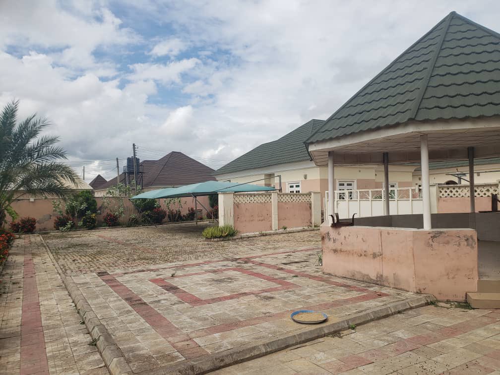 House for sale 

Location; Minna

Price; 300M

Deedatstocks we gat you covered ✌️😎

For More Info Contact:<a href="/Idreesdeedat/">Idris ibrahim</a>