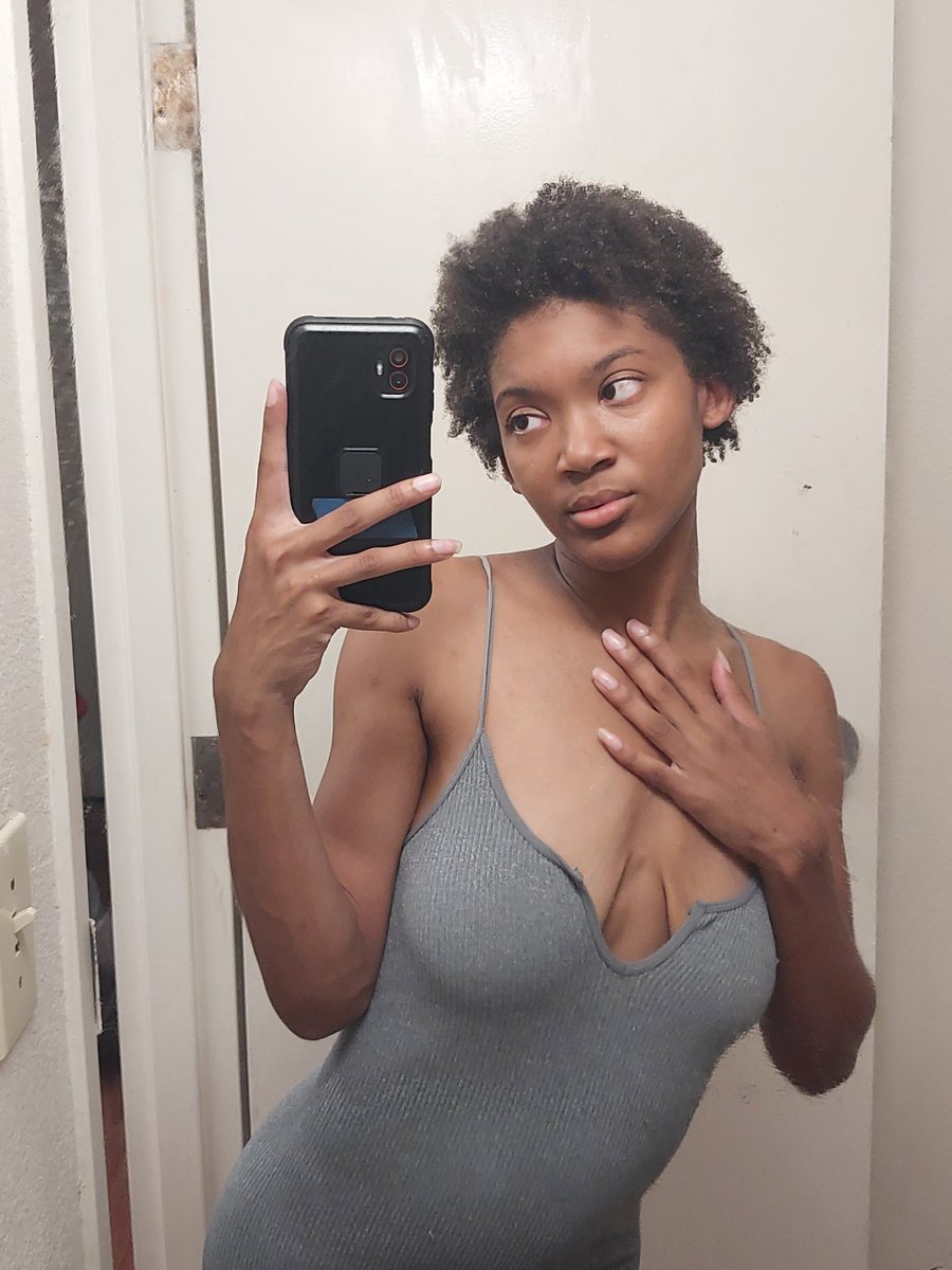 BlessedK23's tweet photo. I'm Looking Good Looking Like A Snack #explorepage #blackqueen #naturalbeauty #naturalhair #healing #afrohair #wifeymaterial #proudblackwoman #wow #glowing #ripgeemoney❤️🙏 #earthangel #woah #wet https://t.co/KTSfD6W4nf