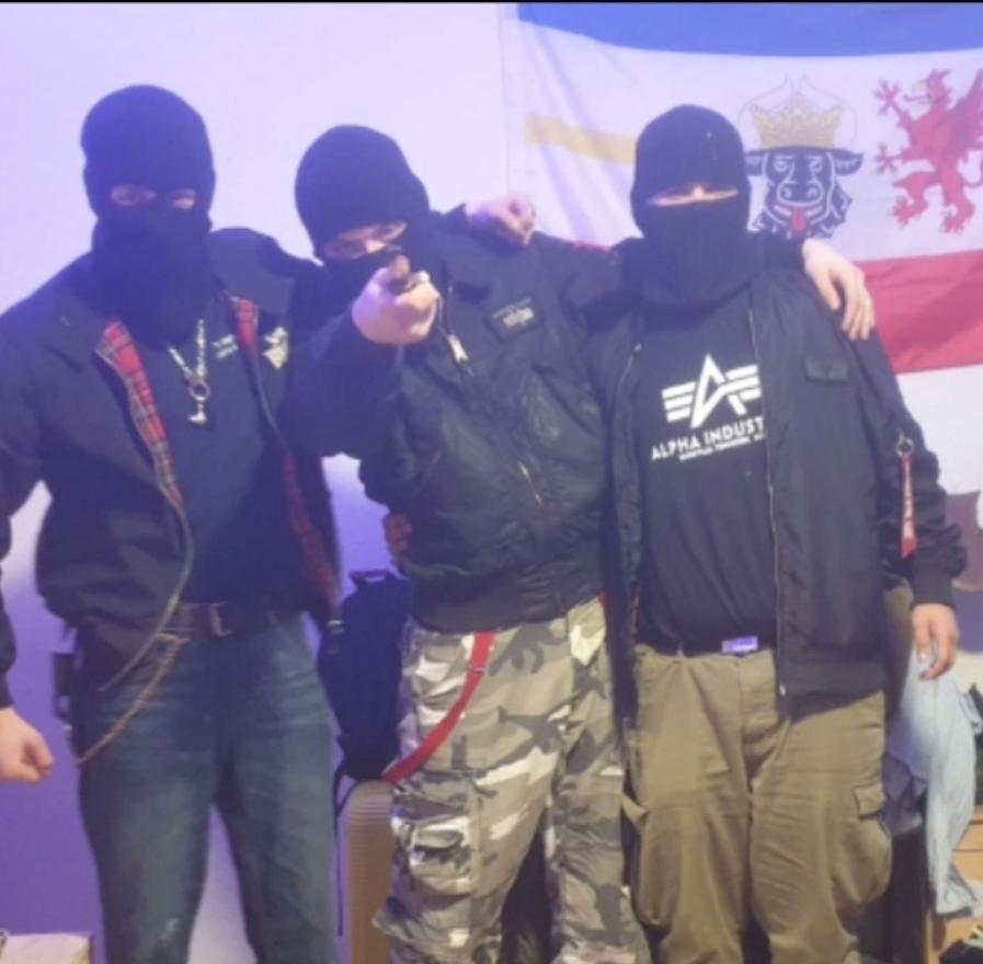 Razzia, Festnahmen, Terrorvorwürfe: Die Behörden gehen hart gegen die "Letzte Verteidigungswelle" vor. Wir hatten im März exklusiv berichtet, dass eine Brandstiftung in Altdöbern auf das Konto der Nazi-Gruppe gehen soll. Jetzt schlägt der GBA zu. welt.de/politik/deutsc…