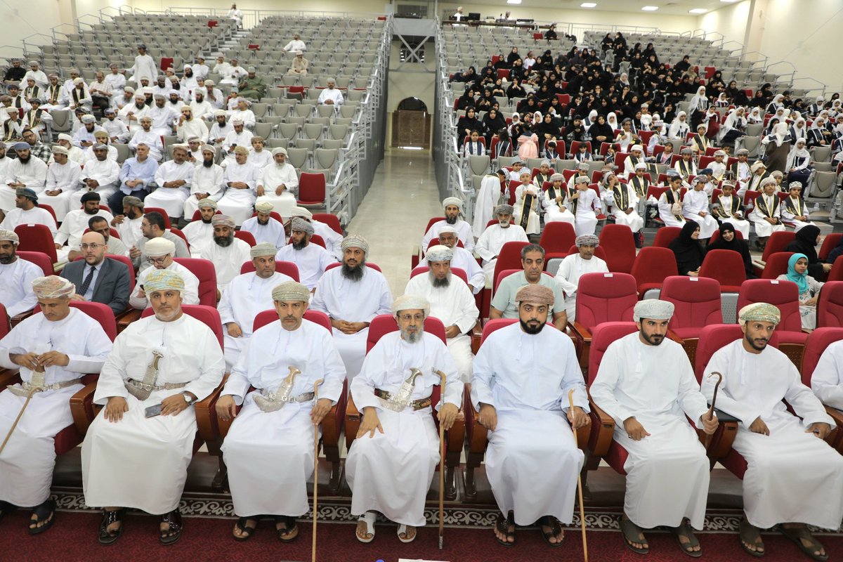 EduGovDkh's tweet photo. كرمت #تعليمية_الداخلية ممثلة بوحدة إشراف التربية الإسلامية 180 طالبا وطالبة من المجيدين في مسابقتي حفظ القرآن الكريم وإتقان التلاوة والصوت الحسن على مستوى المحافظة، وذلك في قاعة كلية التقنية والعلوم التطبيقية بنزوى تحت رعاية سعادة الشيخ أحمد بن سعود السيابي أمين عام مكتب الإفتاء https://t.co/AS6XvesTxO