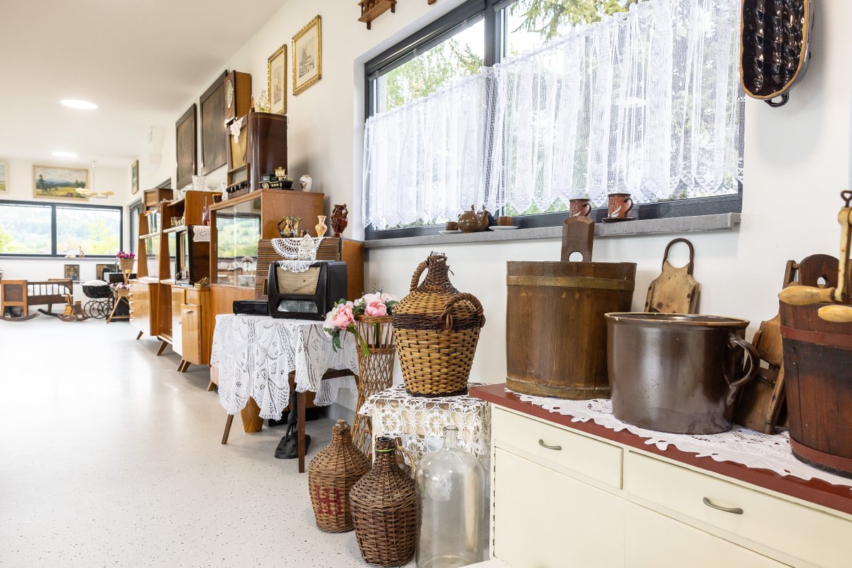 🏡 Retro altán RETRÁK otevřen!
V zahradě Domova Letokruhy v Budišově nad Budišovkou vzniklo kouzelné místo plné vzpomínek, pohody a lidskosti.

🛖 Zrekonstruovaný altán RETRÁK s retro vybavením nabízí seniorům nejen zázemí pro aktivizační programy, ale i prostor pro setkání s