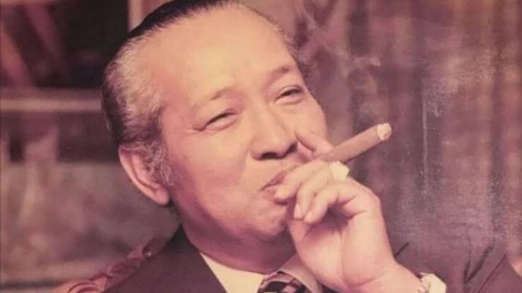 Mengapa saya menolak Soeharto menjadi pahlawan? 

Soeharto mengambil alih kekuasaan dengan cara yang paling brutal. Dia berkuasa di atas jutaan bangkai rakyat yang dituduh komunis tanpa proses pengadilan. Propaganda yang massif dan sistematis dilakukan untuk melegitimasi