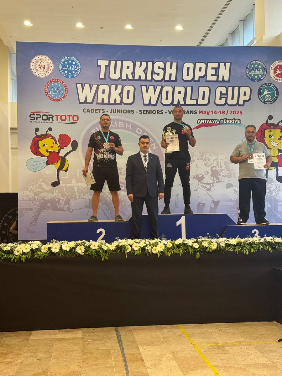Antalya’da yapılan Kickboks Dünya Şampiyonasında Dünya 2’ncisi olarak 🥈 gümüş madalya alan Kasım hocayı tebrik ederiz 👏👏👏👏
<a href="/Murat4Kucukali/">Murat Küçükali</a> <a href="/Kayahansubasi/">Kayahan Subaşı</a> <a href="/kayapinarmem/">Kayapınar İlçe Millî Eğitim Müdürlüğü</a>