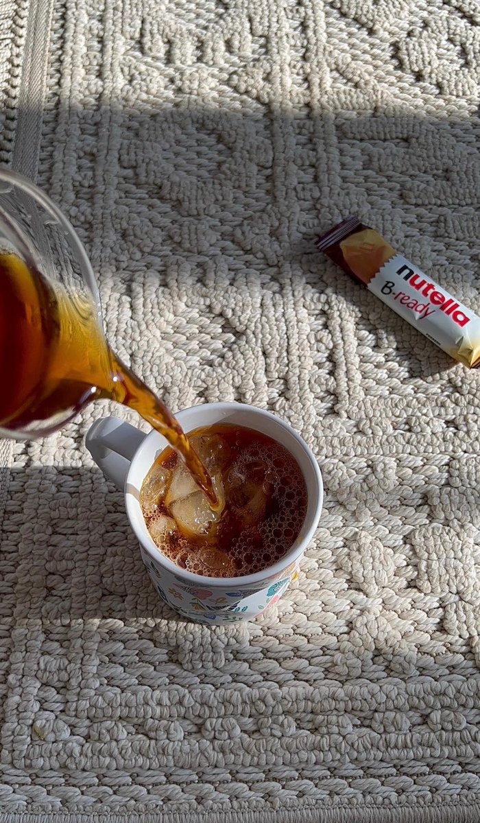 أول من ذكر أنه يشرب القهوة باردة هو الإمام عبد الرحمن بن علي السكران باعلوي 923هـ

وكان يقول:

" القهوة الباردة تطرد الشياطين الماردة"

وآخر من ذكرها هو محسن بن مترك:

الجو حر وباقيٍ عندك علوم 
اكسر سلوم اجدادك الأوليه

قدّم لنا اللي فوقها الثلجه تعوم  
ماهي بـ لحية دلةٍ شاذليه