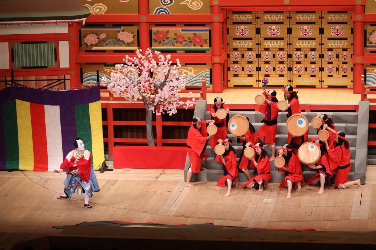 osaka_kitena's tweet photo. ＼大阪・関西万博記念／
「 #薫風歌舞伎特別公演 」 開催中！

全三部構成の特別公演！
第三部『湧昇水鯉滝』をご紹介🐟

最大の見どころは
#片岡愛之助 さんによる“11役早替り”！

さらに水しぶきが客席へ飛び散る
鯉との激闘シーンは大迫力で、
会場は大盛り上がり🌊

ぜひ劇場で体感してください✨

📅5/11(日)~5/25(日)
🏛️ #大阪松竹座 

詳しくはこちら👇
https://t.co/q0KKxe1caA

#大阪来てな #イベント #歌舞伎
#中村壱太郎 #市川猿弥 #市川中車 #上村吉弥
