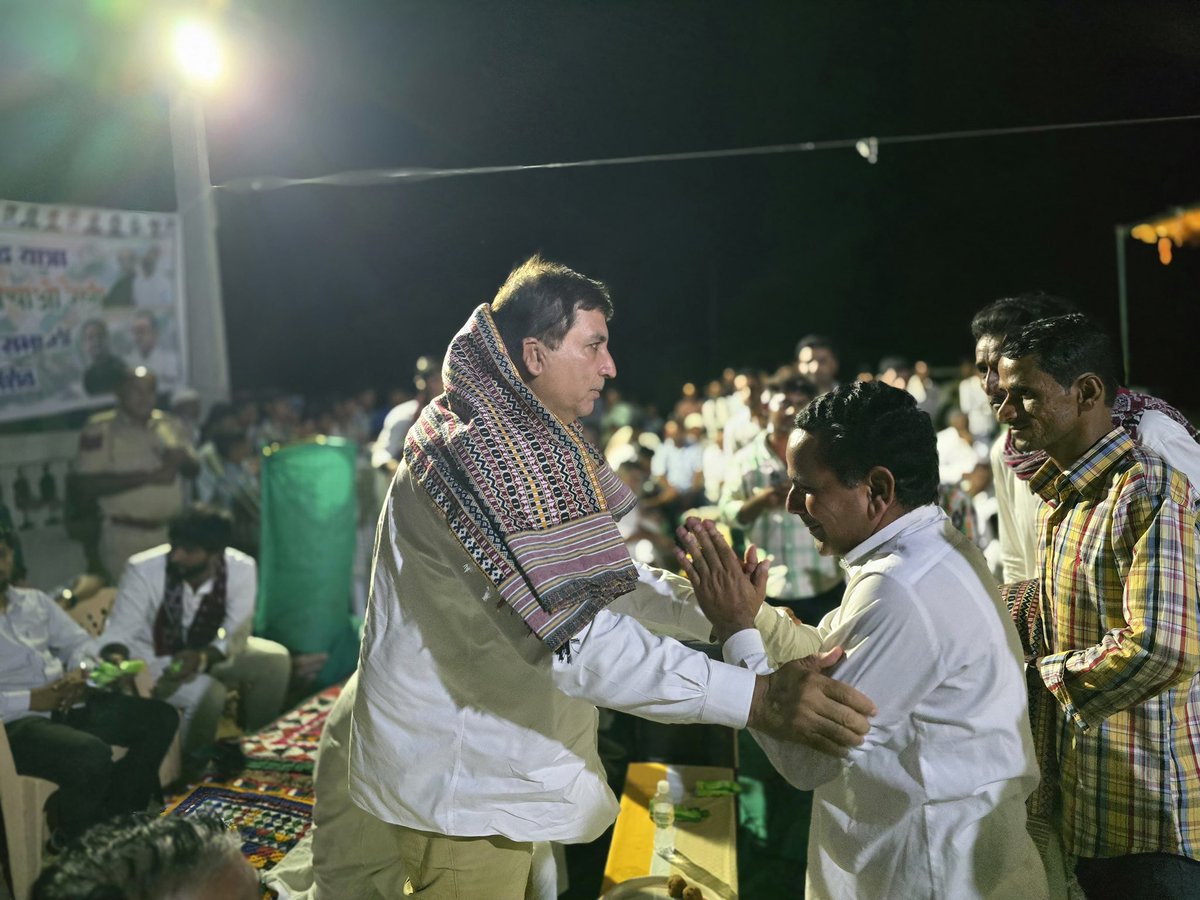 Barmer_Harish's tweet photo. जैसलमेर के सम से शुरू हुई जय हिन्द यात्रा के पहले दिन के आख़िरी पड़ाव रमज़ान की गफ़न में देर रात को पहुँचने पर भी ग्रामीणों का जो उत्साह और उमंग देखने को मिला वो अपने आप में ऊर्जा देने वाला था।

#जयहिंद_यात्रा 
#थार_की_यात्रा 
@INCIndia https://t.co/6BBZW8XPZ5