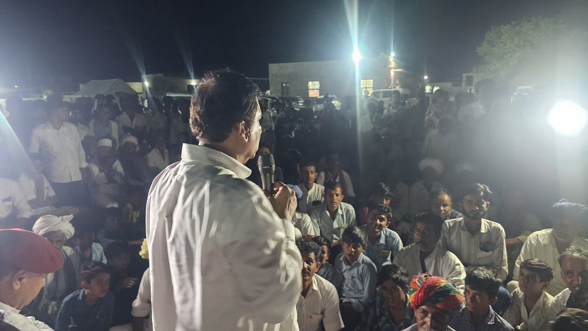 Barmer_Harish's tweet photo. जैसलमेर के सम से शुरू हुई जय हिन्द यात्रा के पहले दिन के आख़िरी पड़ाव रमज़ान की गफ़न में देर रात को पहुँचने पर भी ग्रामीणों का जो उत्साह और उमंग देखने को मिला वो अपने आप में ऊर्जा देने वाला था।

#जयहिंद_यात्रा 
#थार_की_यात्रा 
@INCIndia https://t.co/6BBZW8XPZ5