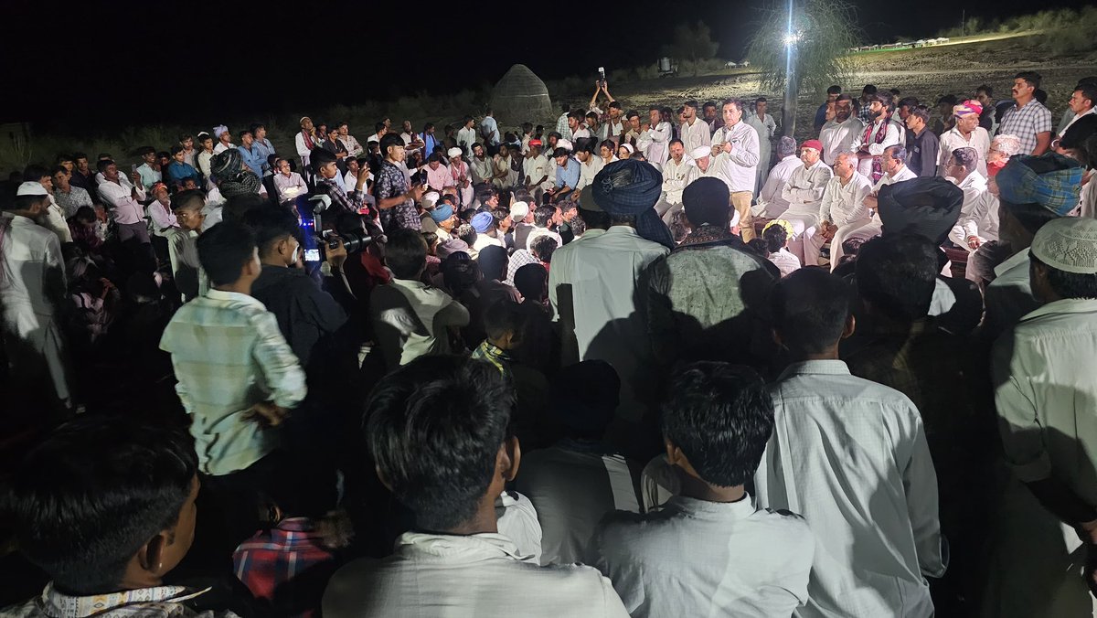 Barmer_Harish's tweet photo. जैसलमेर के सम से शुरू हुई जय हिन्द यात्रा के पहले दिन के आख़िरी पड़ाव रमज़ान की गफ़न में देर रात को पहुँचने पर भी ग्रामीणों का जो उत्साह और उमंग देखने को मिला वो अपने आप में ऊर्जा देने वाला था।

#जयहिंद_यात्रा 
#थार_की_यात्रा 
@INCIndia https://t.co/6BBZW8XPZ5