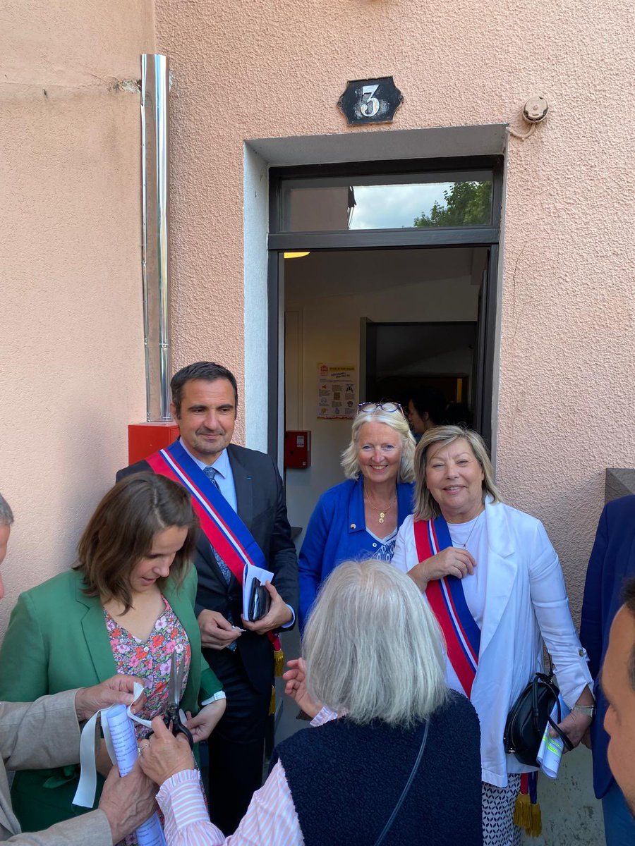 Ensemble #Yvelines (@epyvelines) on Twitter photo .<a href="/RiDelepierre/">Richard Delepierre</a>
VP #mobilités et Sylvie d'Estève conseillère départementale se sont rendus à #Louveciennes pour l’inauguration de 6 #logements sociaux.
Grâce à l’association #SNL et au #cd78 ces habitations seront attribués à des personnes en situation de #précarité.
<a href="/aubertmh/">Marie-Hélène Aubert</a> .<a href="/RiDelepierre/">Richard Delepierre</a>
VP #mobilités et Sylvie d'Estève conseillère départementale se sont rendus à #Louveciennes pour l’inauguration de 6 #logements sociaux.
Grâce à l’association #SNL et au #cd78 ces habitations seront attribués à des personnes en situation de #précarité.
<a href="/aubertmh/">Marie-Hélène Aubert</a>