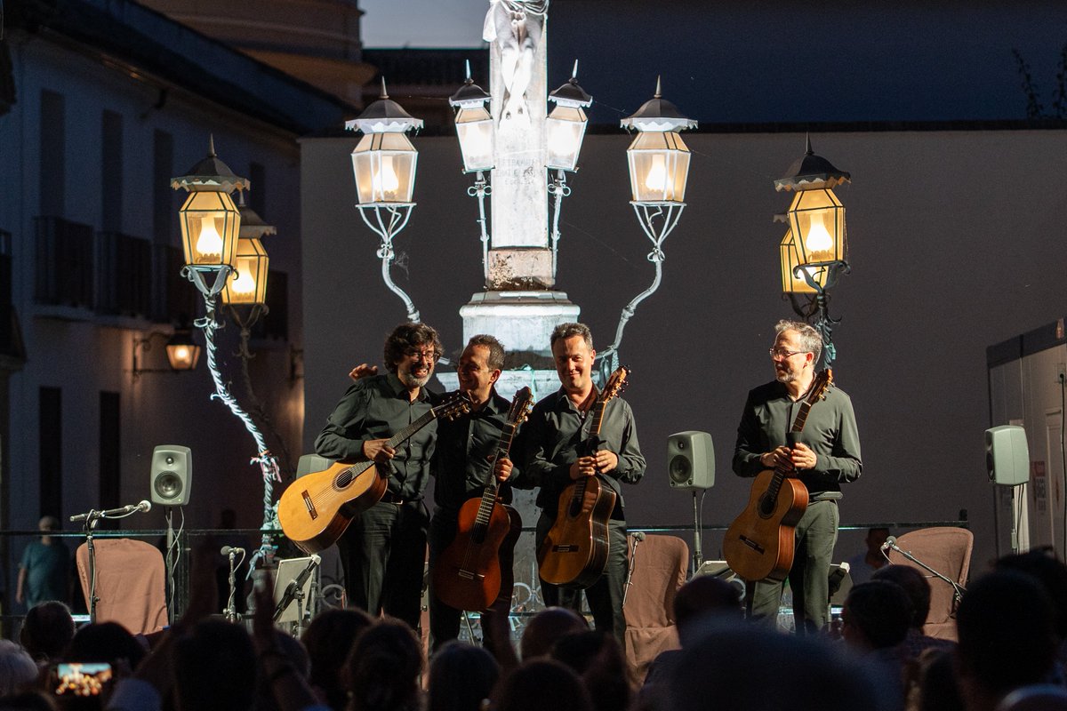 Penúltima actuación del 𝐅𝐄𝐒𝐓𝐈𝐕𝐀𝐋 𝐏𝐑𝐈𝐌𝐀𝐕𝐄𝐑𝐀 𝐃𝐄 𝐂𝐎́𝐑𝐃𝐎𝐁𝐀 en imágenes!! 🌺🌸🌼 Cuarteto de Guitarras de Andalucía 🌺🌸🌼 ¡en Plaza Capuchinos!

MÁS INFO: cultura.cordoba.es/FPC

#festivaldeprimavera #Córdoba #CulturadeCórdoba #Patrimonio #músicaendirecto