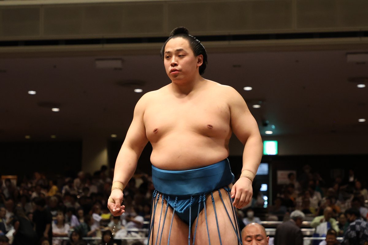 十一日目の様子＞ 十両取組 琴栄峰（8勝3敗）上手投げ 宮乃風（5勝