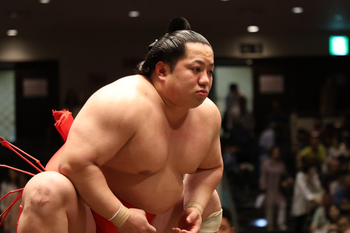 十一日目の様子＞ 十両取組 琴栄峰（8勝3敗）上手投げ 宮乃風（5勝