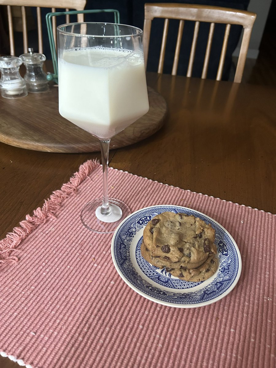 hometomyheart_'s tweet photo. you bitches can’t even spell milk and cookies #classy https://t.co/hZiBn38feL