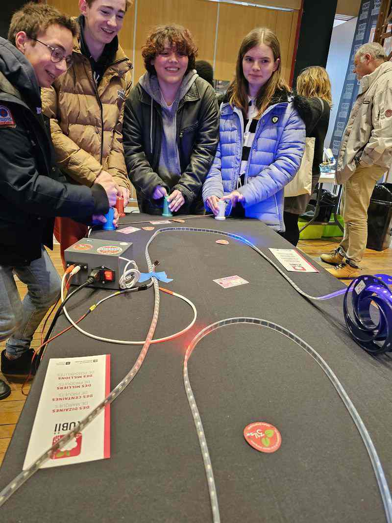 framboise314's tweet photo. 🎮 @openledrace en mode SAV !
Les manettes ont trop chauffé sur les salons…
👉 démontage
👉 resserrage des lyres
👉 quelques soudures
Et zou : LEDs refonctionnelles 🔧💡
Le jeu est prêt pour Nantes Maker Campus début juin 😎
#Maker #OpenLEDRace #Framboise314 #LEDs #ReflexGame https://t.co/OWtwwk5SUE