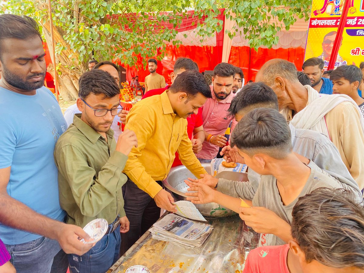 JournalistJagd2's tweet photo. अटरिया में  #VikasMishra जी की ओर से  आयोजित  भंडारे में  प्रसाद  वितरित करने का  सौभाग्य  मिला. महाबली वीर  बजरंगी बाला जी महाराज सबका कल्याण करें.
#ज्येष्ठमंगलवार #bdamangal https://t.co/ldPDYyUDYL