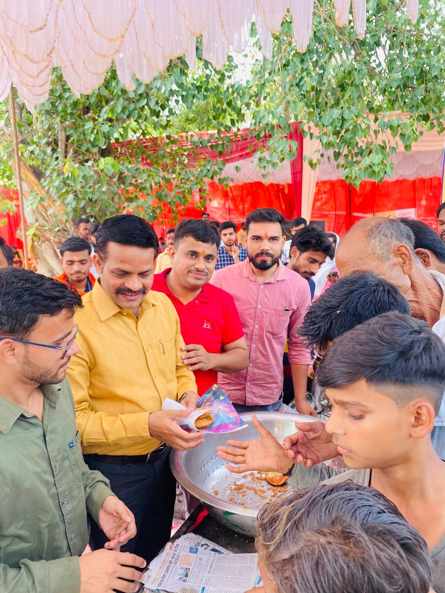 JournalistJagd2's tweet photo. अटरिया में  #VikasMishra जी की ओर से  आयोजित  भंडारे में  प्रसाद  वितरित करने का  सौभाग्य  मिला. महाबली वीर  बजरंगी बाला जी महाराज सबका कल्याण करें.
#ज्येष्ठमंगलवार #bdamangal https://t.co/ldPDYyUDYL