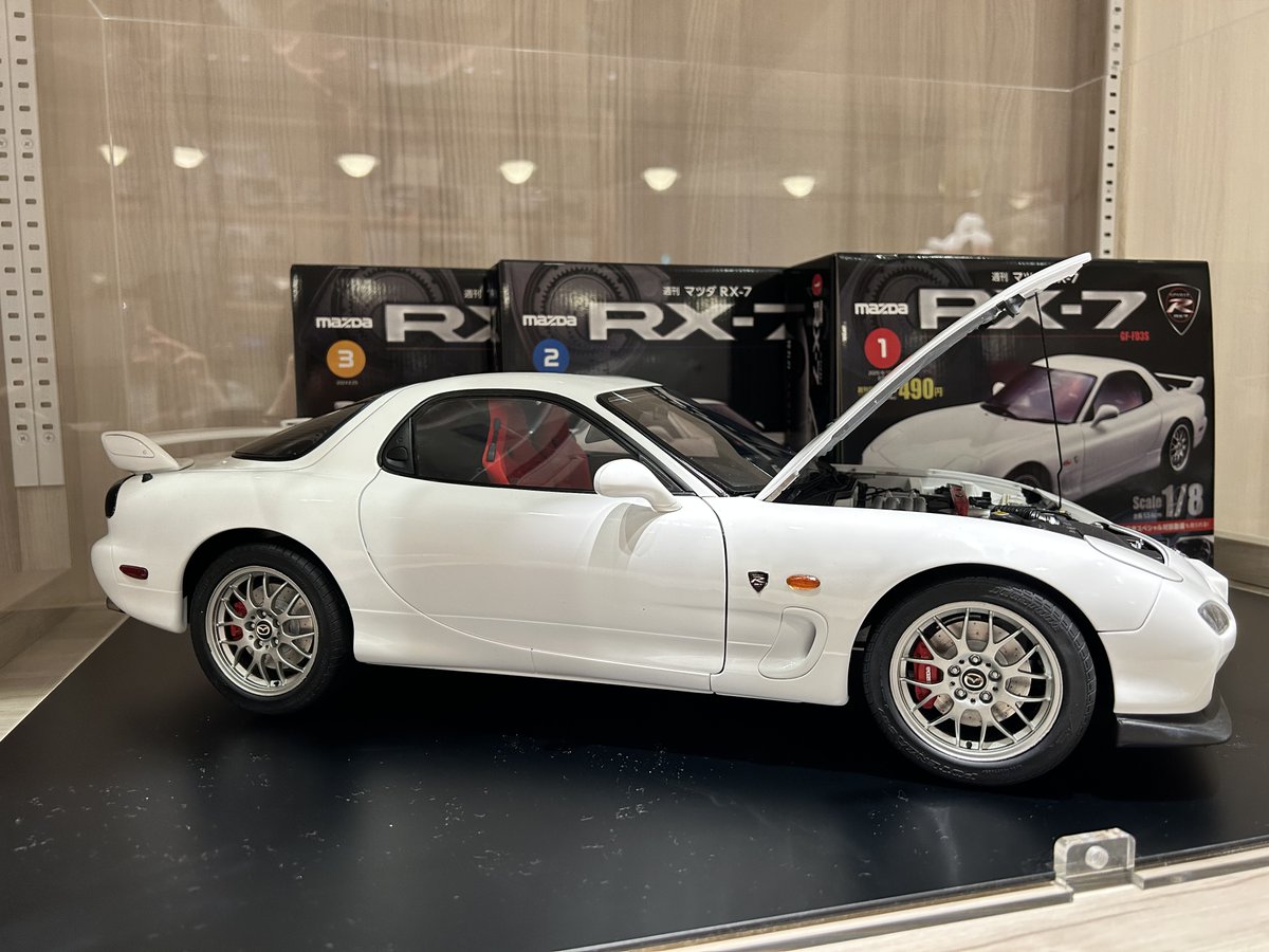 週刊『マツダ RX-7』完成模型を展示中📣 ＼ デアゴスティーニカフェで