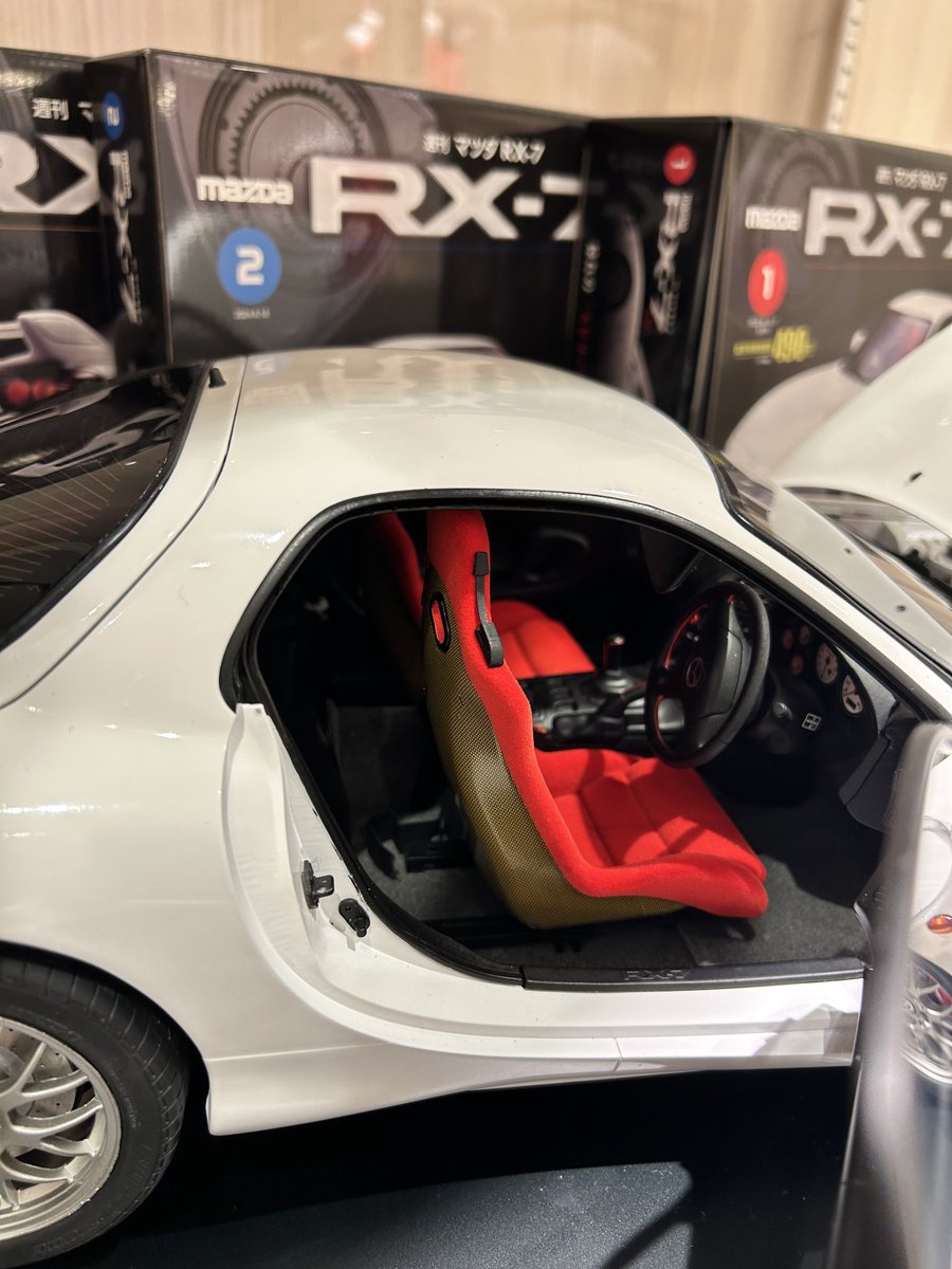 ／
週刊『マツダ RX-7』完成模型を展示中📣
＼

デアゴスティーニカフェで
『マツダ RX-7』完成模型の展示がスタートしました！

試作品のため形状や素材は一部異なりますが、
1/8スケールの迫力やエンジンルームの構造を
ご体感いただける展示となっています！
お近くの方はぜひお立ち寄りください✨