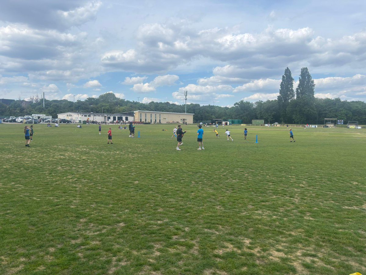 Well done to our 6 cricket sports leaders who helped run a cricket tournament at Dartfordians yesterday! 🏏