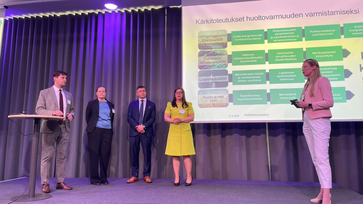 Huoltovarmuuskeskus (HVK) (@hvk_uutiset) on Twitter photo Huoltovarmuuskeskuksen ohjelmissa kehitetään huoltovarmuutta keskeisillä painopistealueilla:
🚢 Logistiikka
🖥️Digitaalinen turvallisuus
⚡️ Energia
🥤 Ruoka ja vesi
Lavalla <a href="/MiikaIlomaki/">Miika Ilomäki</a> Heini Tirri-Kokkonen <a href="/juhailkka/">Juha Ilkka</a> <a href="/ViljanenKata/">Katriina Viljanen</a> sekä <a href="/JarnaHnen/">Jarna Hartikainen</a> Huoltovarmuuskeskuksen ohjelmissa kehitetään huoltovarmuutta keskeisillä painopistealueilla:
🚢 Logistiikka
🖥️Digitaalinen turvallisuus
⚡️ Energia
🥤 Ruoka ja vesi
Lavalla <a href="/MiikaIlomaki/">Miika Ilomäki</a> Heini Tirri-Kokkonen <a href="/juhailkka/">Juha Ilkka</a> <a href="/ViljanenKata/">Katriina Viljanen</a> sekä <a href="/JarnaHnen/">Jarna Hartikainen</a>