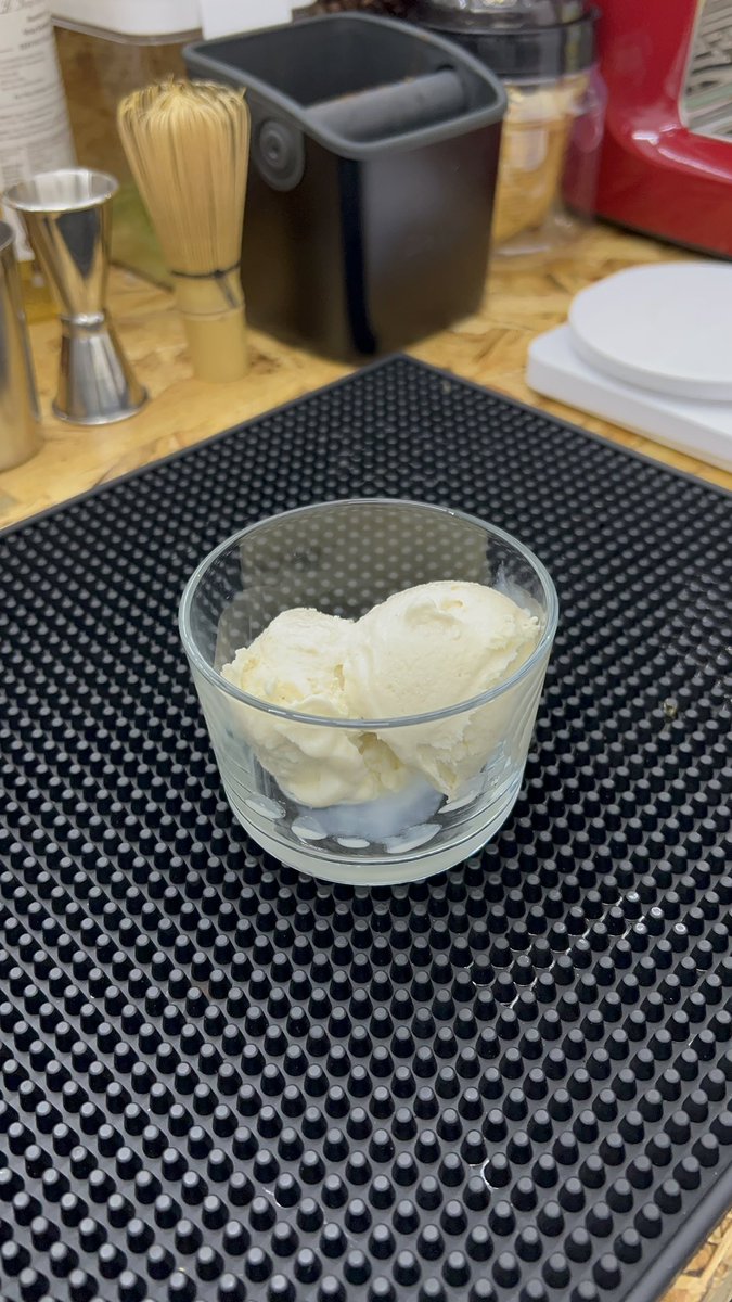 danialghani92's tweet photo. ini cerita antara Mr. Coffee dan Miss. Vanilla.. 

kisah antara 'si pahit' dengan 'si manis' yang dimana satunya panas dan satunya lagi dingin ....

suatu hari mereka ditakdirkan bertemu dan bersatu mencipta suatu kenangan yg terindah .... 

#coffee #nialcoffee #affogato https://t.co/rkwu5VXwpv
