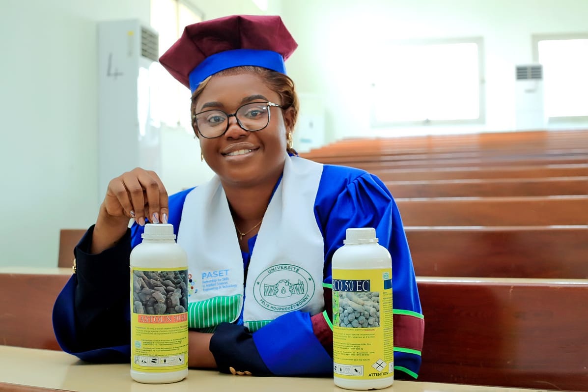 PasetRsif's tweet photo. 👏🏽 Congratulations to #Rsif alumna Dr Adjata Kamara on her graduation from @ufhbci! 🌱 Her work on sustainable solutions to protect yams from fungi is strengthening #FoodSecurity in Africa. 🥔💡
A true #WomanInScience! 👩🏽🔬
#STEM https://t.co/DJp1wHXCaw
