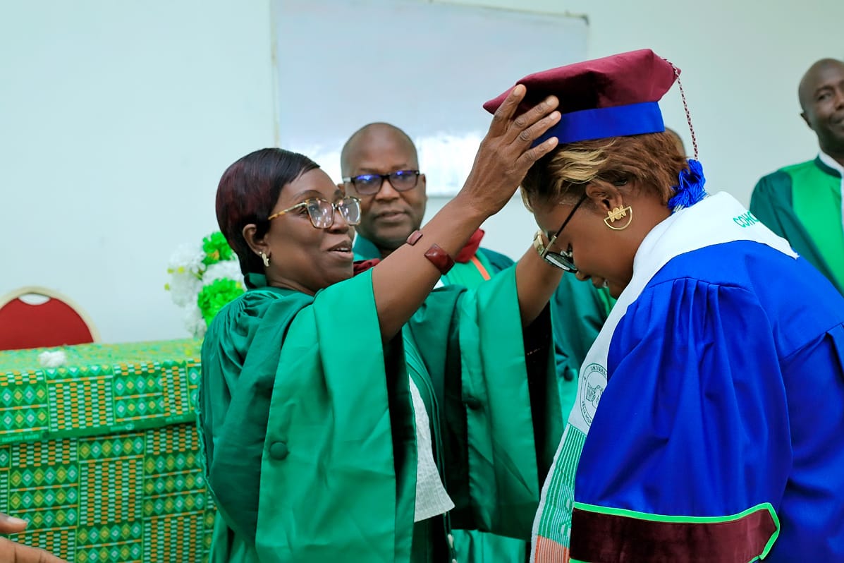 PasetRsif's tweet photo. 👏🏽 Congratulations to #Rsif alumna Dr Adjata Kamara on her graduation from @ufhbci! 🌱 Her work on sustainable solutions to protect yams from fungi is strengthening #FoodSecurity in Africa. 🥔💡
A true #WomanInScience! 👩🏽🔬
#STEM https://t.co/DJp1wHXCaw
