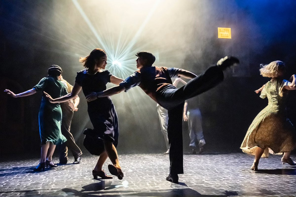 BathLifeMag's tweet image. All the atmosphere, passion, and intoxicating panache you’d expect from The Midnight Bell by the inventive @SirMattBourne and his @New_Adventures dancers
@TheatreRBath until 24 May
