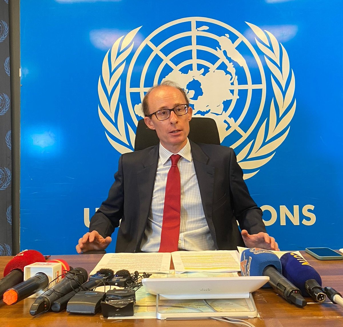 UNTMIS_'s tweet photo. #HappeningNow in #Mogadishu: The Special Rapporteur on counter-terrorism and #humanrights, Ben Saul, briefs the media at the end of his first official visit to #Somalia, which saw him meet with representatives of #FGS, #FMSs, civil society, international partners and the @UNinSomalia.