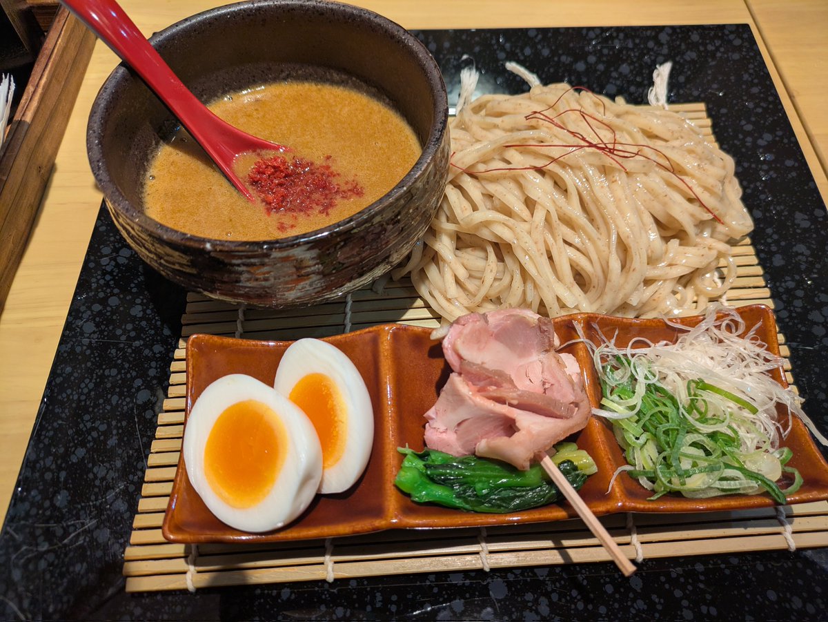ホスト最後の社員旅行、福岡に来ています。

太宰府天満宮、
竈門神社、
旧志免鉱業所竪坑櫓、
海老つけめん。