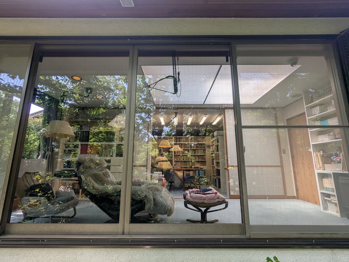 kaoboooooooo's tweet image. 念願だった東大阪
「司馬遼太郎記念館」へ
1996年に亡くなるまで
ここで執筆されてたとの事
著書を熱中して読んでた高校生の頃にも
東大阪にいらしたなんて
あの頃のわたしは想像もしてなかった
知ってたら外壁だけでも
拝みに来ただろうに
お宅を覗かせて頂く様で
恐縮しつつ書斎をパチリ
感慨深い