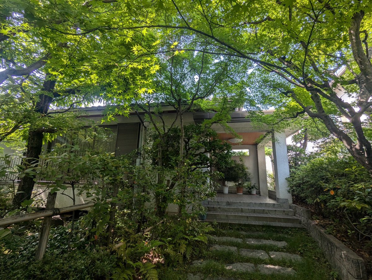 kaoboooooooo's tweet image. 念願だった東大阪
「司馬遼太郎記念館」へ
1996年に亡くなるまで
ここで執筆されてたとの事
著書を熱中して読んでた高校生の頃にも
東大阪にいらしたなんて
あの頃のわたしは想像もしてなかった
知ってたら外壁だけでも
拝みに来ただろうに
お宅を覗かせて頂く様で
恐縮しつつ書斎をパチリ
感慨深い