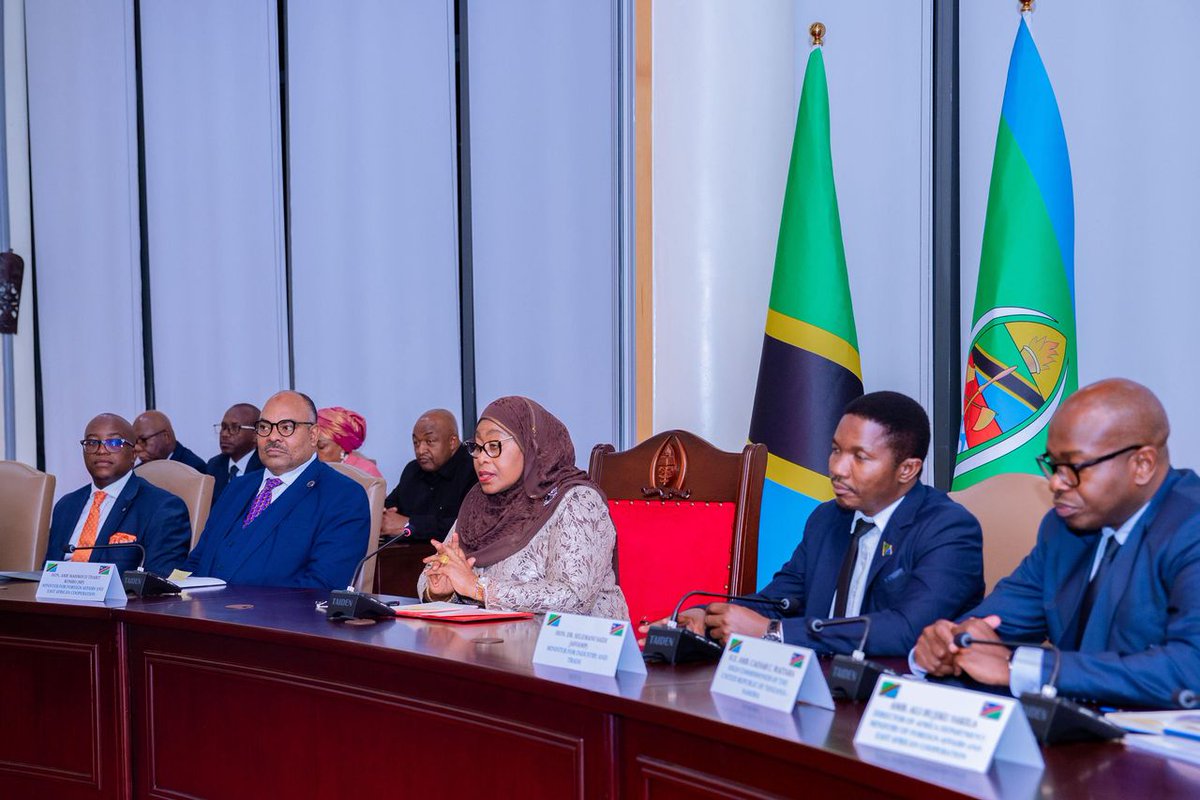 1ngadu1's tweet photo. Rais wa Jamhuri ya Muungano wa Tanzania, Mhe. Dkt. Samia Suluhu Hassan akiongoza ujumbe wa Tanzania kwenye mazungumzo rasmi na mgeni wake Rais wa Jamhuri ya Namibia Mhe. Netumbo Nandi-Ndaitwah aliyeambatana na ujumbe wake Ikulu Jijini Dar es Salaam tarehe 20 Mei, 2025

#kaziNaUtu
#TunasongaMbele