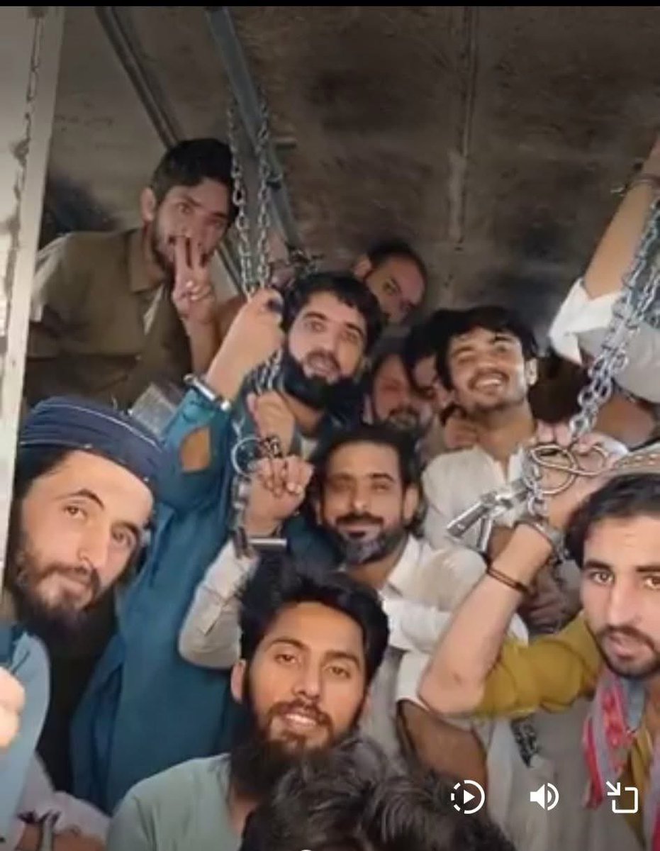 یہ گاڑیاں مکمل لوہے کی ہیں۔دھوپ اور گرمی کی وجہ سے انکی دیواریں تپنے لگتی ہیں۔ ہاتھ بندھے ہوتے، جھٹکوں کی وجہ سےانسان گرپڑتاہے۔ صبح 5 بجے پیشی کےلیے بیرک سےنکالتے شام 7 بجے واپسی ہوتی۔سارا دن ان تندورنماڈبوں میں گزرتاہے۔ایسا انسان سوز سلوک اور پھر پوچھتے عوام ہم سےنفرت کیوں کرتی!