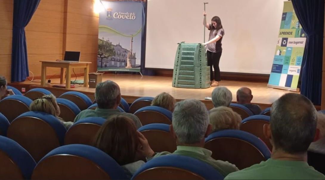 SogamaXunta's tweet image. ♻️ Veciños de Covelo fórmanse en compostaxe da man de Sogama 🌱
📦 Xa son 200 os compostadores entregados no concello, e máis de 8.300 en Pontevedra.
Menos lixo, máis terra fértil.

🔗 f.mtr.cool/iqooosdohs

#Compostaxe #Sostibilidade #EconomíaCircular #Sogama