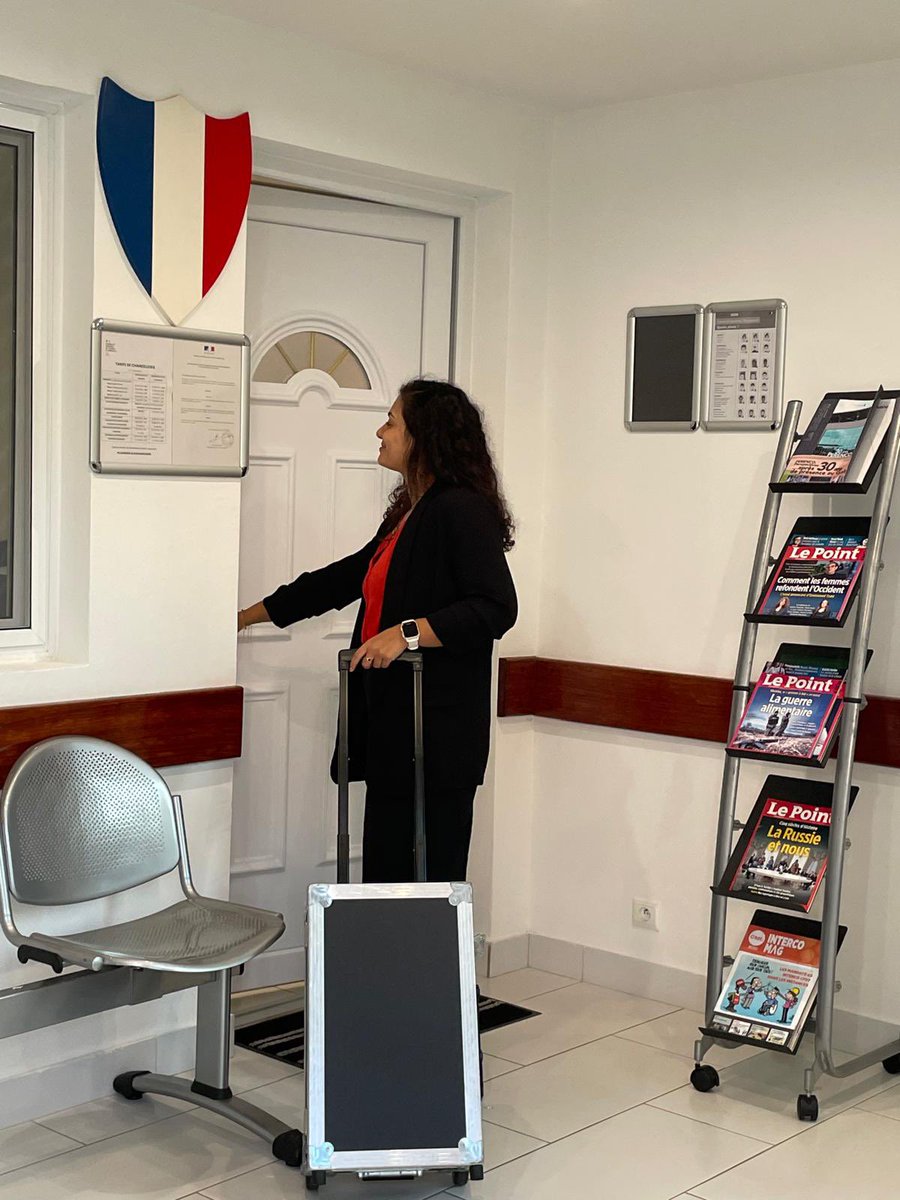 🧳 Le consulat général se déplace avec la valise Consuléo 
!
Passeport ou CNI ? Plus besoin d'aller à Libreville : nos agents viennent à vous pour collecter vos données biométriques.

Du 15 au 21 mai, escale à Port-Gentil. Et après ?
Une idée de la prochaine ville ?🤔