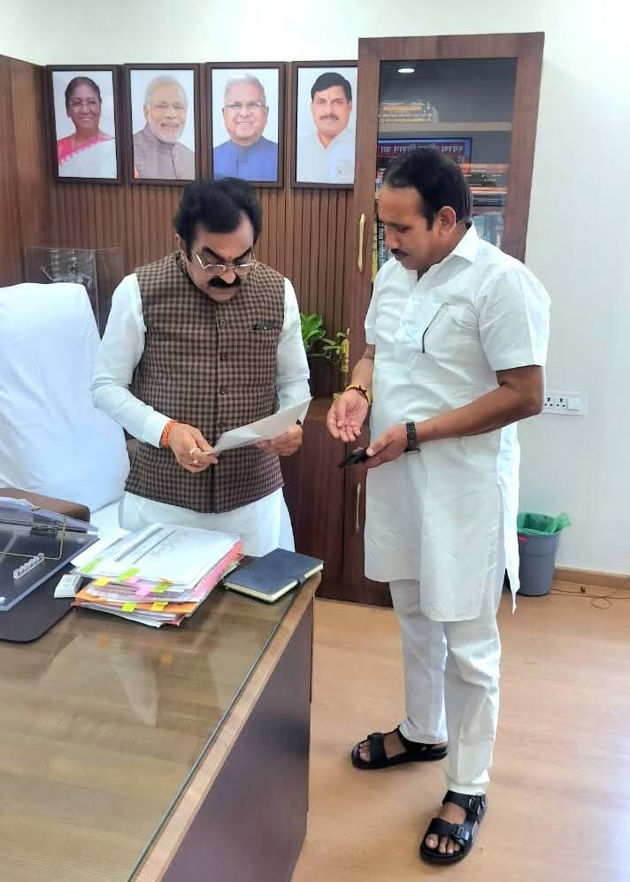 भोपाल प्रवास के दौरान आज 
                     माननीय मंत्री PWD विभाग 
       आदरणीय श्री <a href="/MPRakeshSingh/">Rakesh Singh</a>
जी से सौजन्य भेंट की l
इस दौरान विधानसभा पिछोर में विकास कार्यों और जनहित से जुड़े विषयों पर चर्चा हुई।